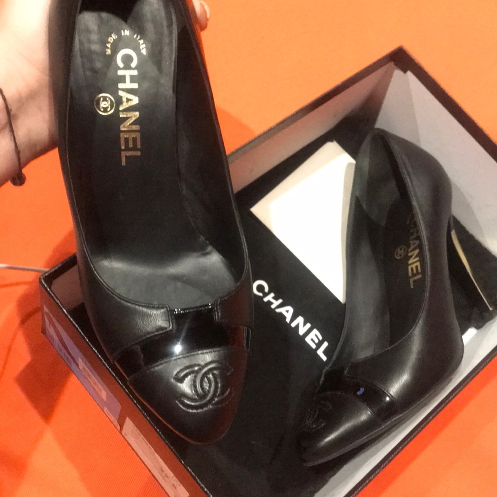 Beautiful Classy Chanel Black Pumps 7.5